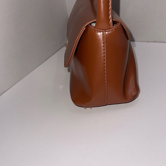 Classic and chic, this light brown baguette bag - Picture 9 of 12